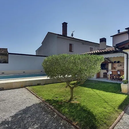 Holiday home Valtura Liznjan